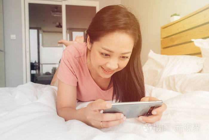 老年人玩手机都玩什么_老年女人玩手机游戏多吗_高龄老人玩游戏